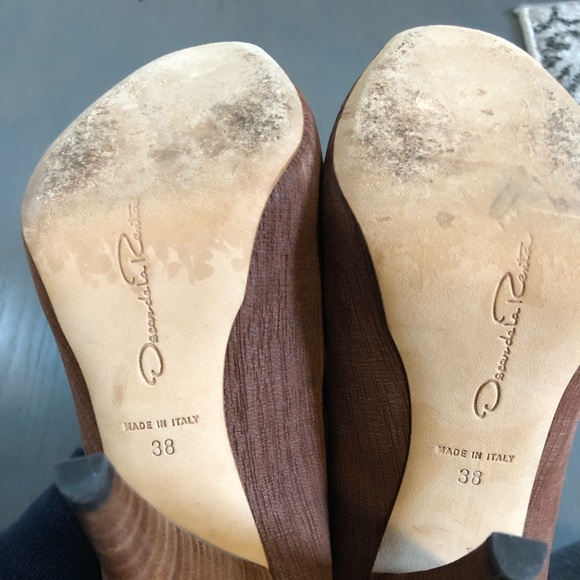 Oscar de la Renta Textured Leather Open Toe Pumps - Picture 6 of 8